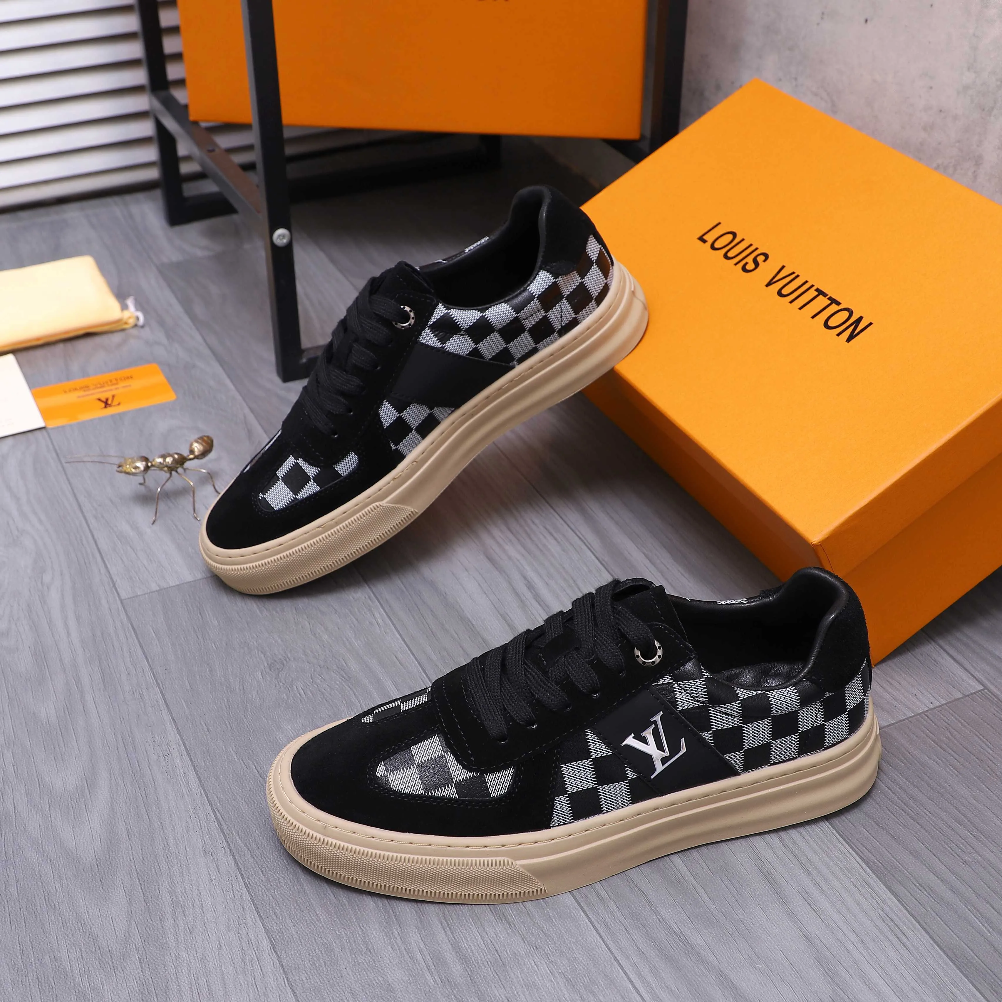 Men's shoes 💰p400 Product trademark: LV "Louis Vuitton" casual lace-up men's shoes Regular size: 38-44 Product materials: Selected matte cowhide stitching plaid cowhide upper, sheepskin lining, rubber outsole